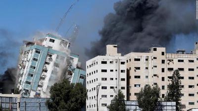 Prédio que abrigava residência e escritórios de mídia desaba após ser atingido por ataques promovidos por Israel em Gaza
