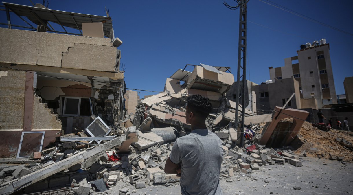 Palestinos inspecionam casas destruídas por ataques aéreos israelenses em Khan Yunis, ao sul da Faixa de Gaza