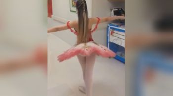 Bailarina de 21 anos se apresenta para a equipe de profissionais da saúde e pacientes em tratamento