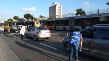 Semelhante a blitze da Lei Seca, agentes medem a temperatura e orientam motoristas