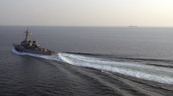 Comando militar chinês alega ter expulsado o USS Curtis Wilbur perto das ilhas Paracel, versão que foi chamada de mentirosa pela marinha norte-americana