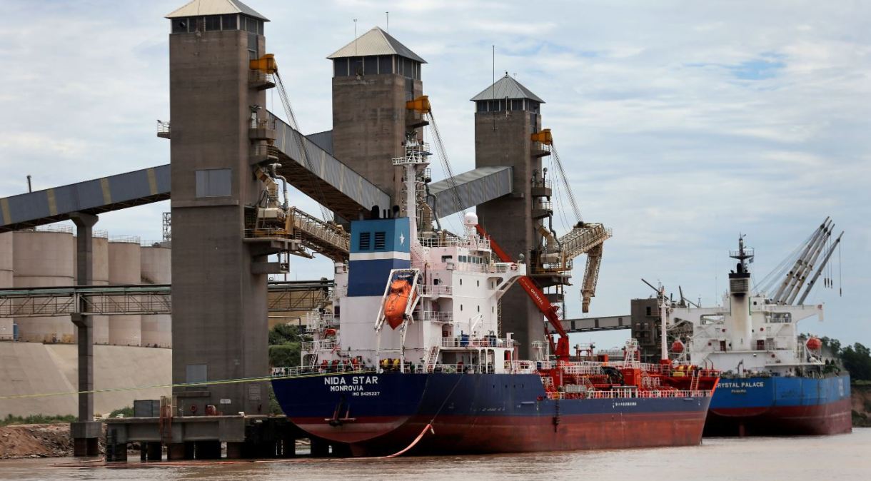 Grãos são carregados em navios para exportação em um porto do rio Paraná perto de Rosário, Argentina