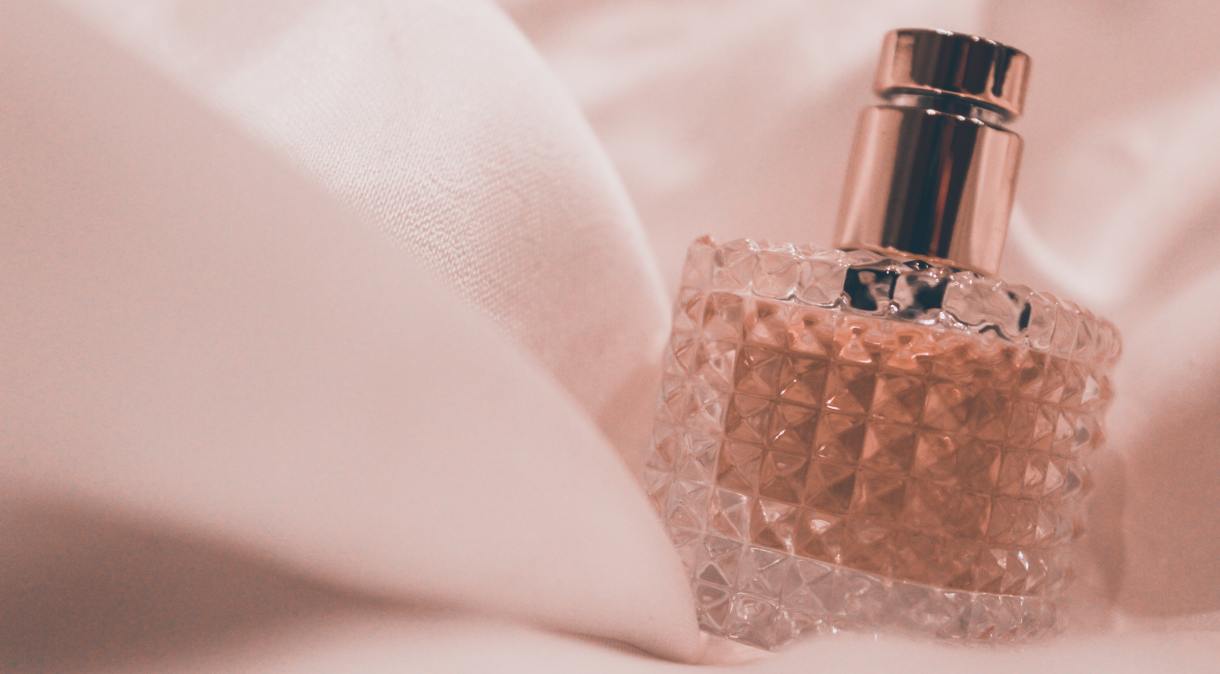 Perfumes comuns não são indicados para roupas e cabelos
