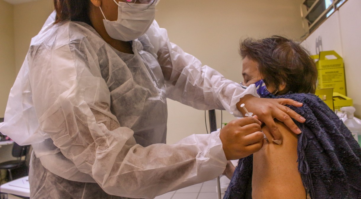 Idosa cega e surda é vacinada contra Covid-19 em São Paulo