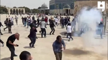 Polícia israelense usa munição de atordoamento contra palestinos que protestavam na Mesquita de Al-Aqsa; Egito enviará delegações para monitorar cessar-fogo