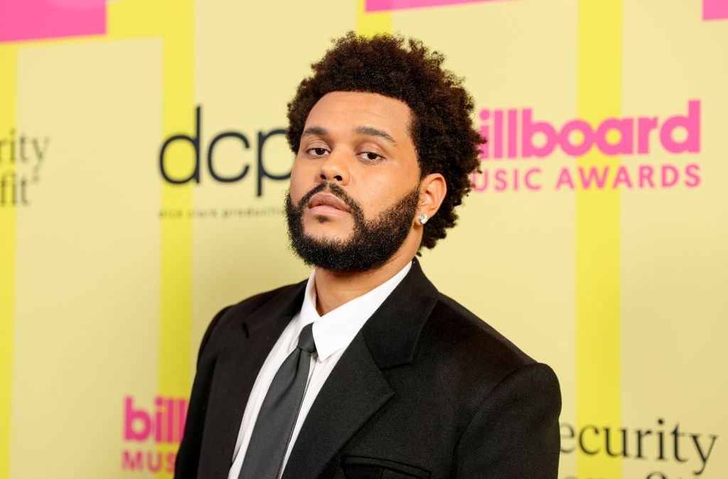 The Weeknd posa nos bastidores da Billboard Music Awards 2021