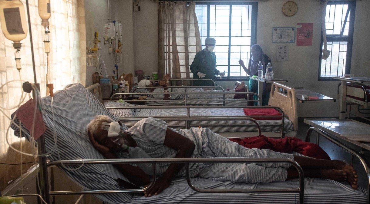 Pacientes com mucormicose, também chamado de fungo negro, são tratados em hospital da Índia