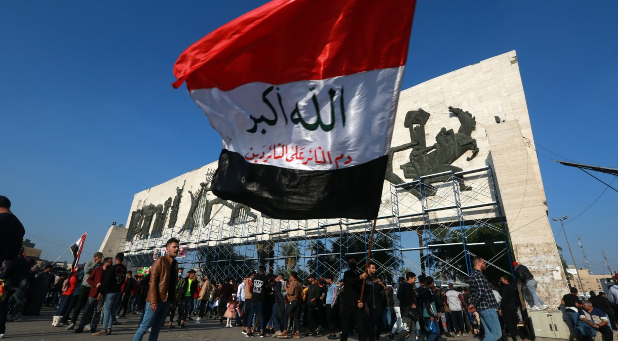 Iraquianos protestam na capital, Bagdá, contra a corrupção, o desemprego e a falta de serviços básicos