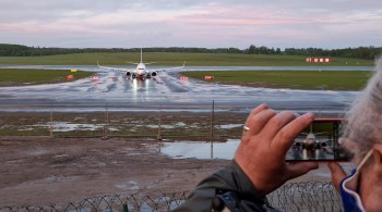 Governo de Belarus pediu que rota de voo fosse alterada alegando que aeronave estaria com explosivos; nada foi encontrado e opositor foi preso