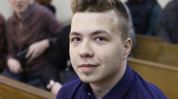 Acusado de 1.586 crimes e condenado a oito anos de prisão, o jornalista Roman Protasevich é agora um homem livre após ser indultado pelo regime de Alexander Lukashenko