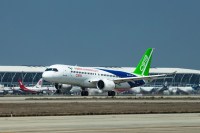 China estreia primeiro avião comercial que promete rivalizar com Boeing e Airbus