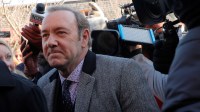 Kevin Spacey é condenado a pagar US$ 31 milhões à produtora de “House of Cards”