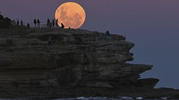 De acordo com a Nasa, o planeta Saturno aparecerá perto da lua com seu brilho intensificado nas próximas noites