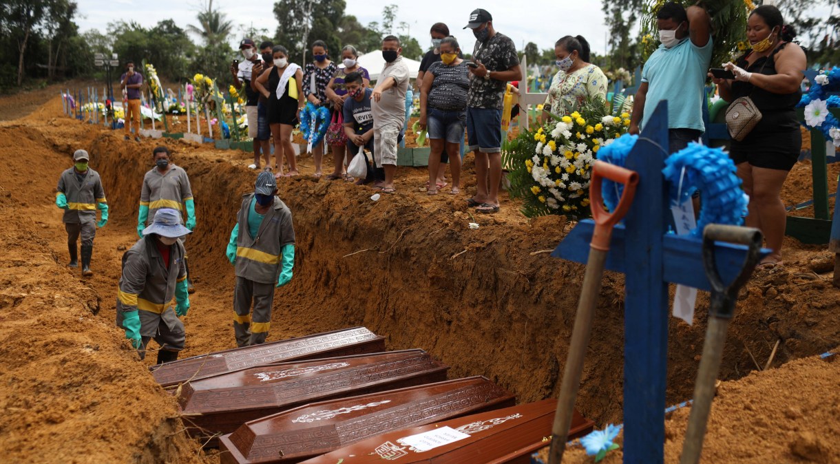 Enterro de vítimas da COVID-19 em Manaus (28/04/2020)