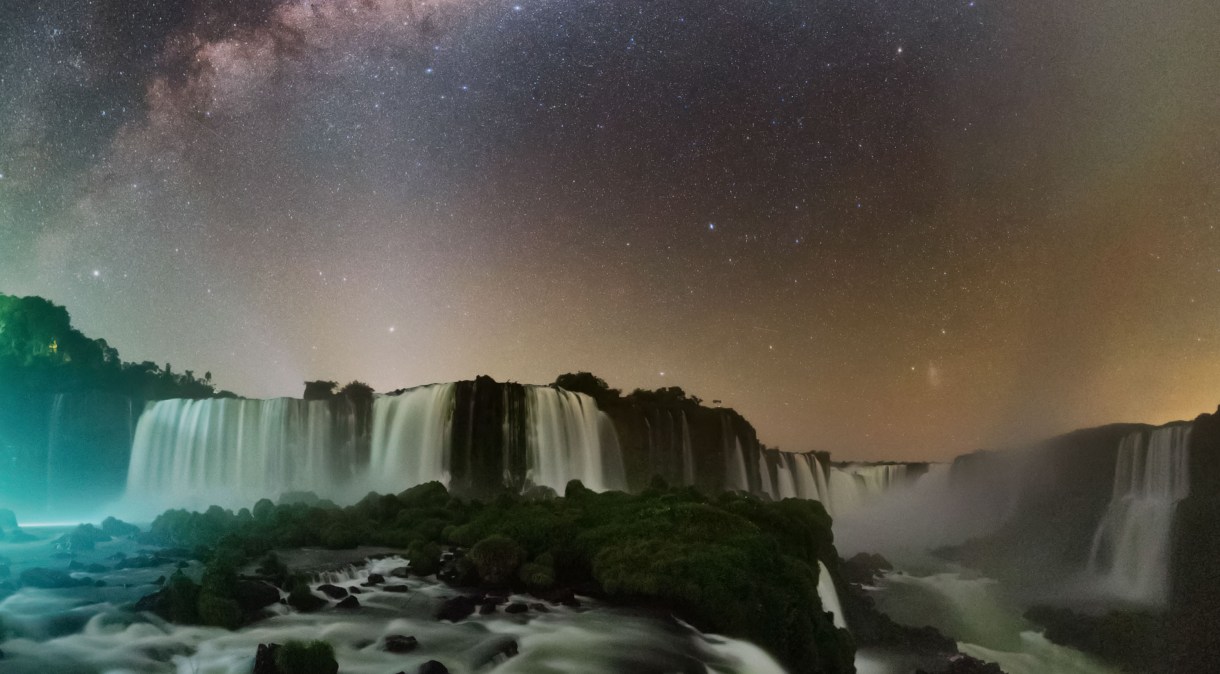 Fotografia do brasileiro Victor Lima está entre as 25 melhores fotos do ano para o site Capture the Atlas. Na foto, o contraste entre as Cataratas do Iguaçu e o céu estrelado