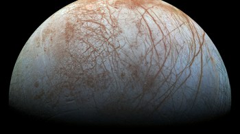 A espaçonave Juno deve coletar dados sobre o interior da lua Europa, onde se acredita que exista um oceano salgado