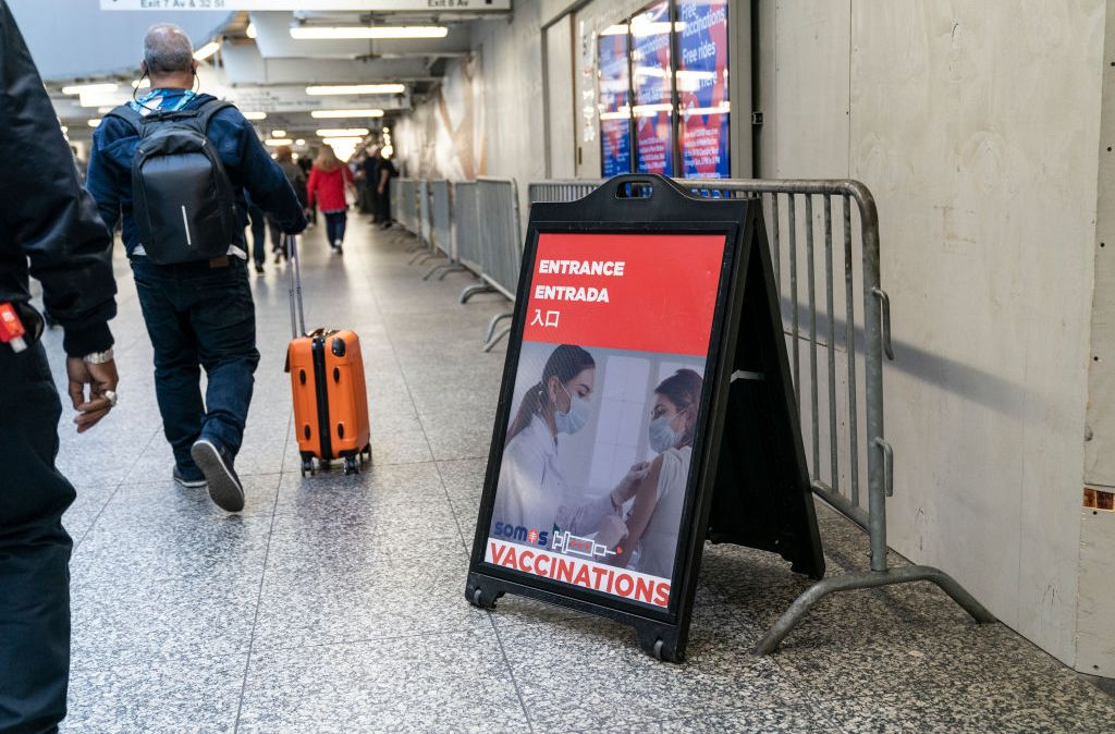 Cartaz convoca locais e estrangeiros para se vacinar em estação de metrô de Nova York