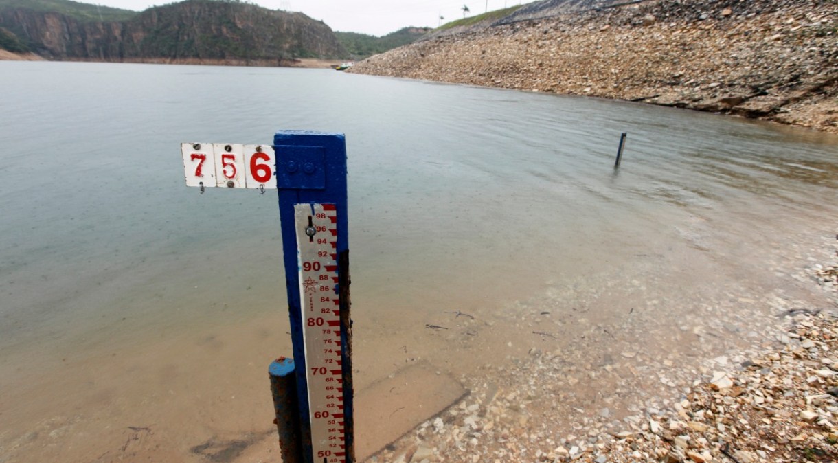 Instrumento para medição do nível d'água na barragem da usina hidrelétrica de Furnas, em São José da Barra (MG) 14/01/2013