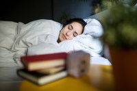 O que acontece no corpo humano durante o sono? Entenda importância de dormir bem