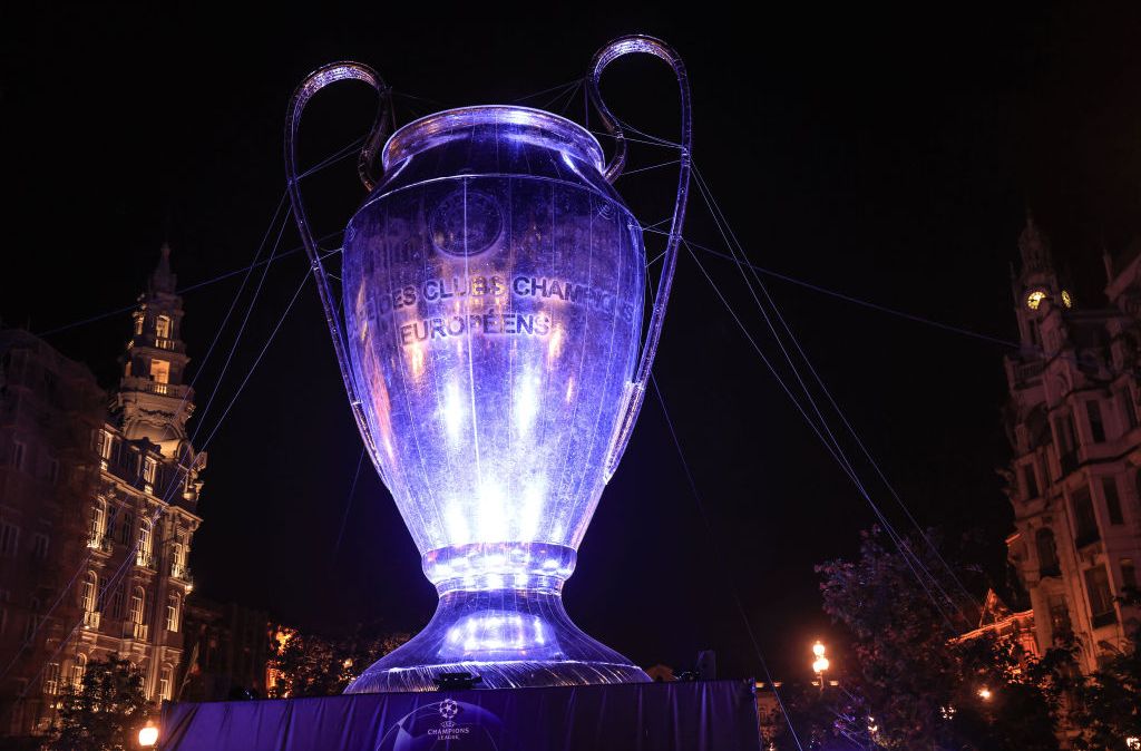 Taça inflável da Liga dos Campeões da Europa exposta na cidade do Porto