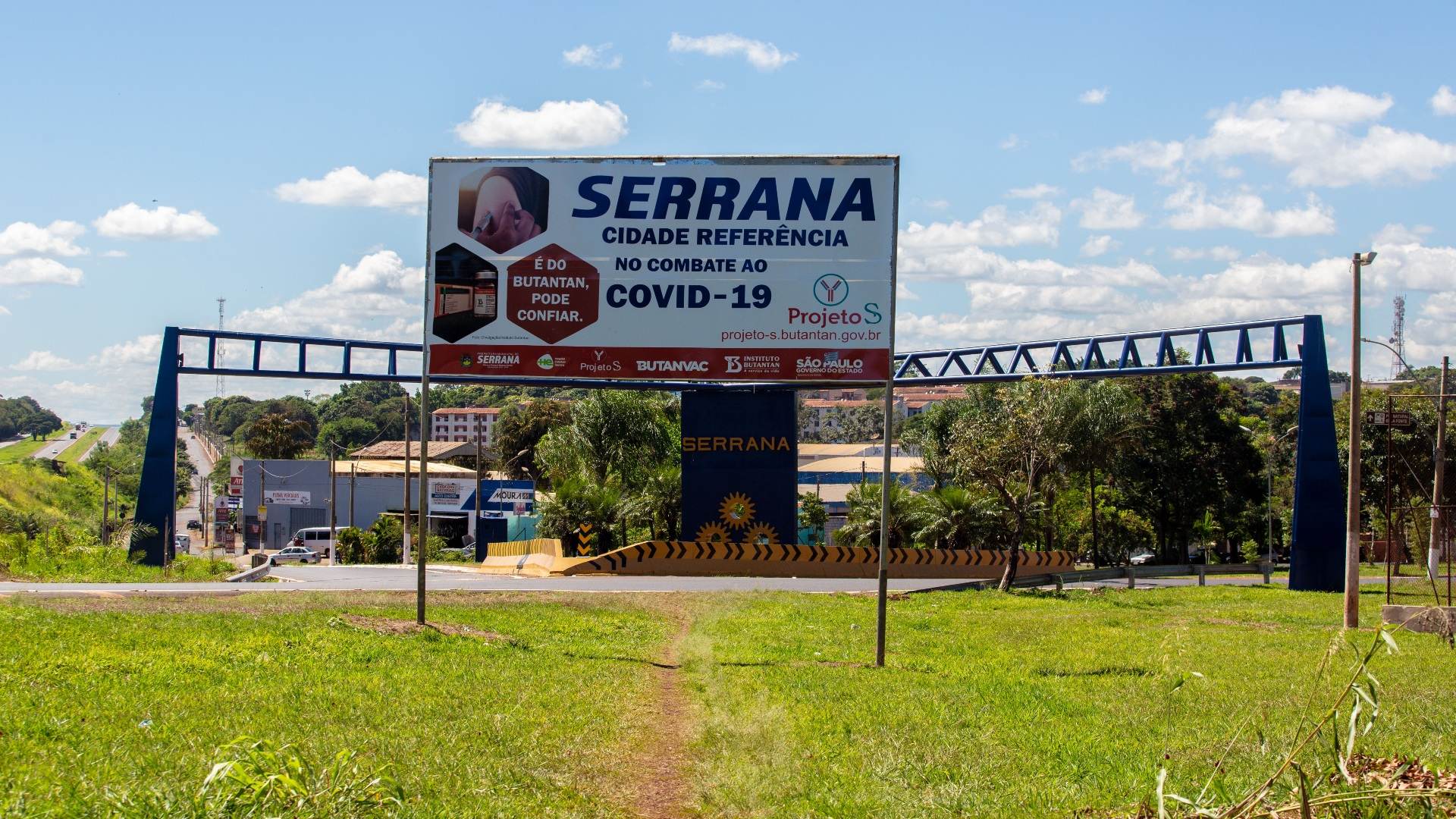 Outdoor na entrada da cidade de Serrana, no interior de SP