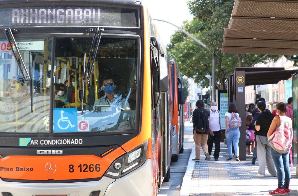 Usuários de transporte público e motoristas de ônibus utilizam máscaras de proteção na rua da Consolação, em São Paulo (29.abr.2020)