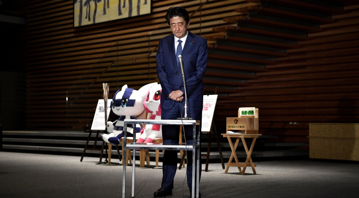 Primeiro-ministro Shinzo Abe fala sobre resposta ao coronavírus em sua residência oficial. Tóquio, 30 de abril de 2020.