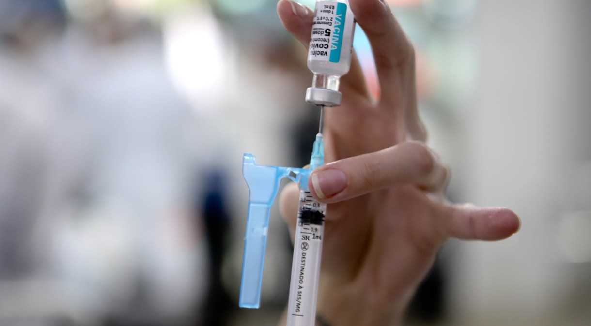 Profissional prepara aplicação de vacina da Astrazeneca contra Covid-19 em Belo Horizonte (MG)