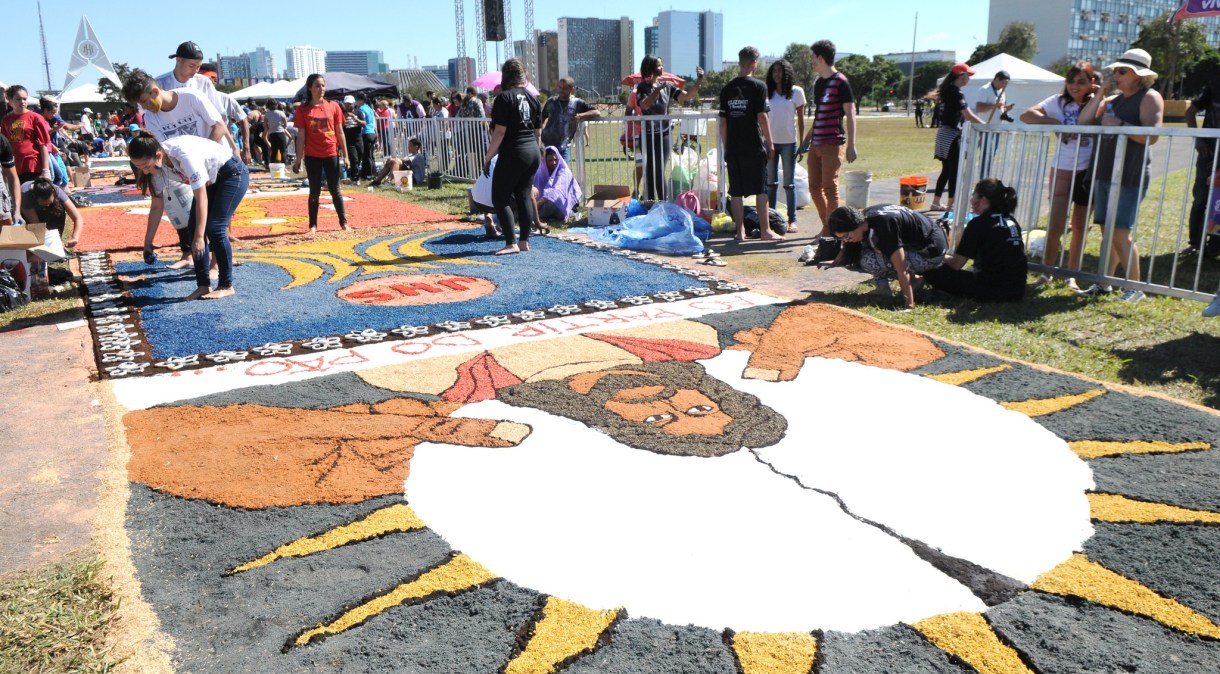 Celebração de Corpus Christi é marcada pelos enfeites nas ruas, com tapetes feitos de serragem colorida