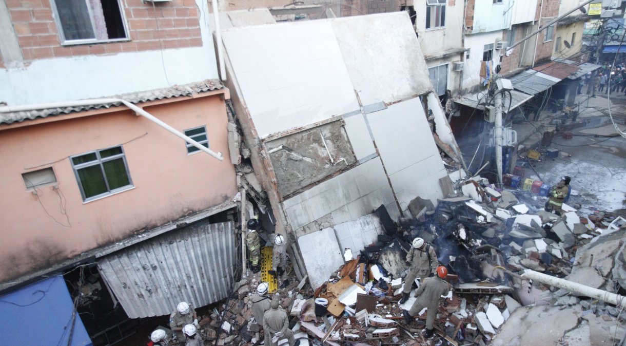 Bombeiros procuram vítimas em desabamento de prédio residencial em Rio das Pedras, na zona oeste do Rio de Janeiro