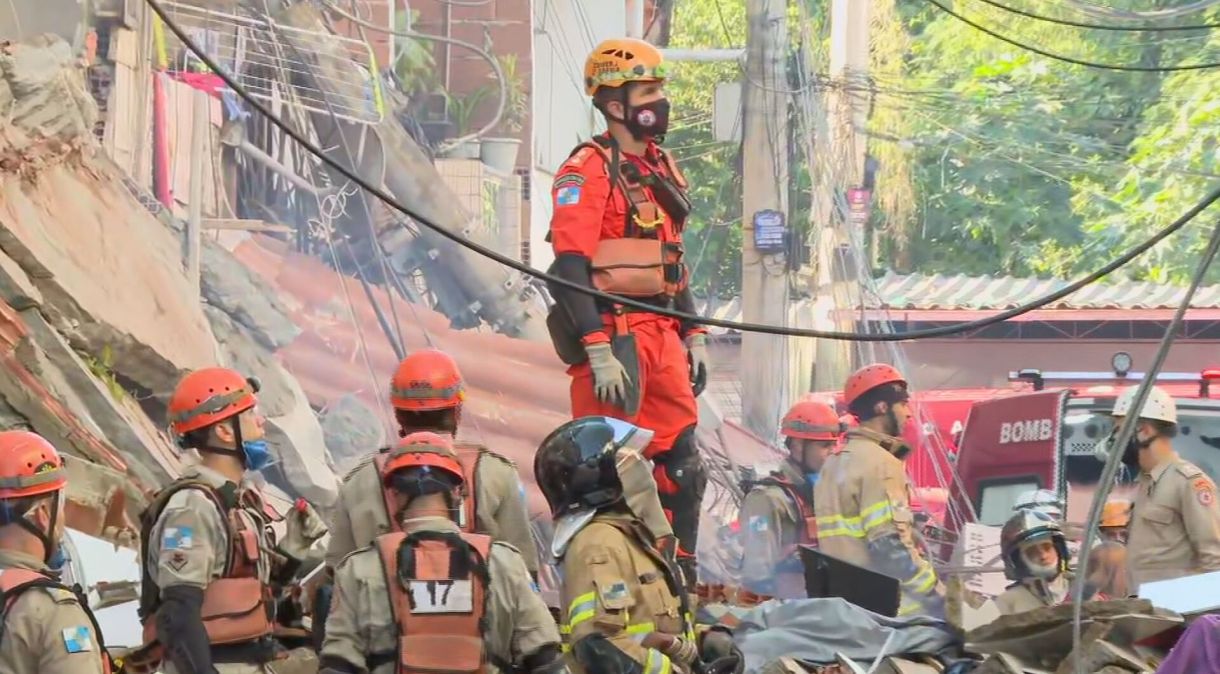 Bombeiros tentam tirar vítimas sob escombros de prédio que desabou no Rio