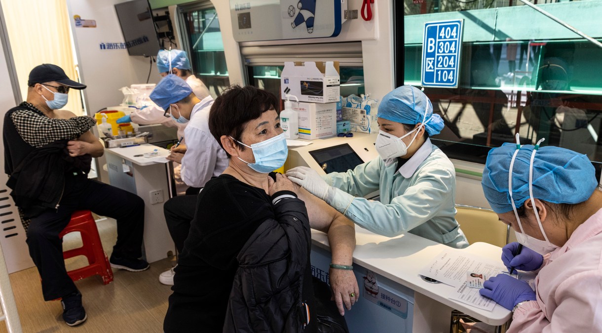Moradores de Wuhan, onde a Covid-19 foi identificada pela primeira vez, são vacinados contra a doença