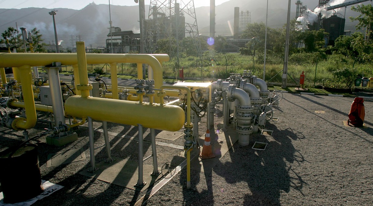 Instalações de gás natural em Cubatão, no litoral de São Paulo