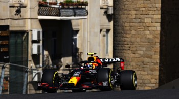 Sergio Pérez e Max Verstappen lideraram as sessões nesta sexta-feira (4) no circuito de rua de Baku; pilotos da Mercedes ficam fora do top 10