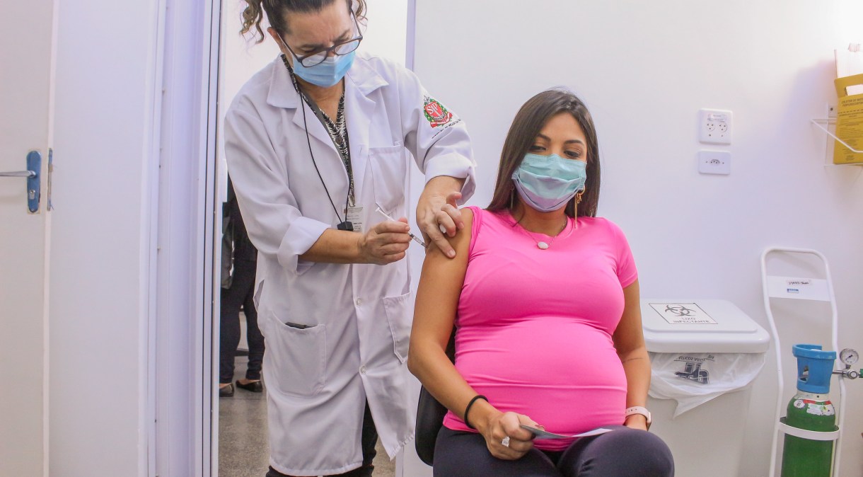 Vacina contra Covid-19 é aplicada em mulher grávida no estado de São Paulo