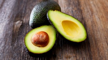 Saiba quais são os principais benefícios do abacate e como incluir essa fruta na sua dieta