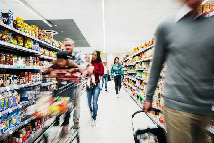 Pessoas fazem compras em supermercado