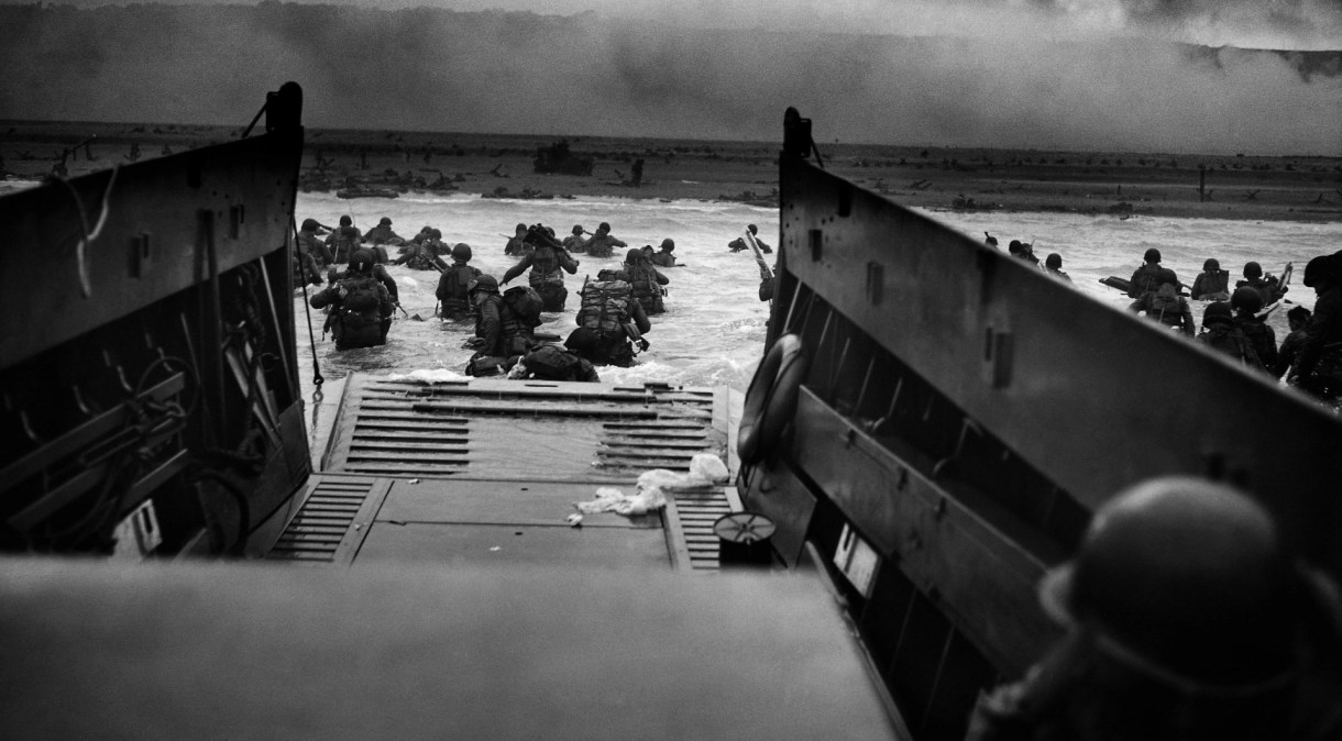 Tropas dos EUA desembarcam na Normandia, na França, durante o Dia D