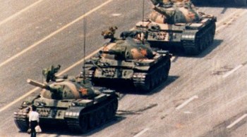 Foto icônica de homem enfrentando uma fileira de tanques em Pequim após repressão militar que gerou massacre de manifestantes pró-democracia em 1989 é considerada até hoje um símbolo da resistência
