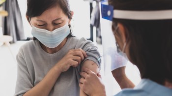 Especialistas reforçam que imunizantes são seguros, a maioria dos sintomas é comum e esperado e que as reações adversas graves são raras
