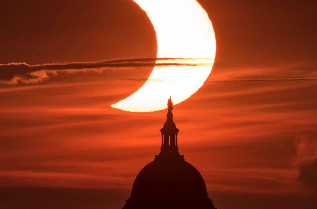 Eclipse solar surge atrás do Capitólio, nos Estados Unidos