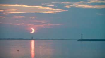 Fenômeno não pôde ser visto no Brasil, mas imagens capturadas ao redor do mundo revelam a beleza do Sol eclipsado pela Lua