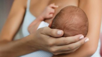 Segundo a OMS, a meta é atingir 70% dos bebês de até 6 meses recebendo leite exclusivamente materno. A taxa atual no Brasil é de 45,8%