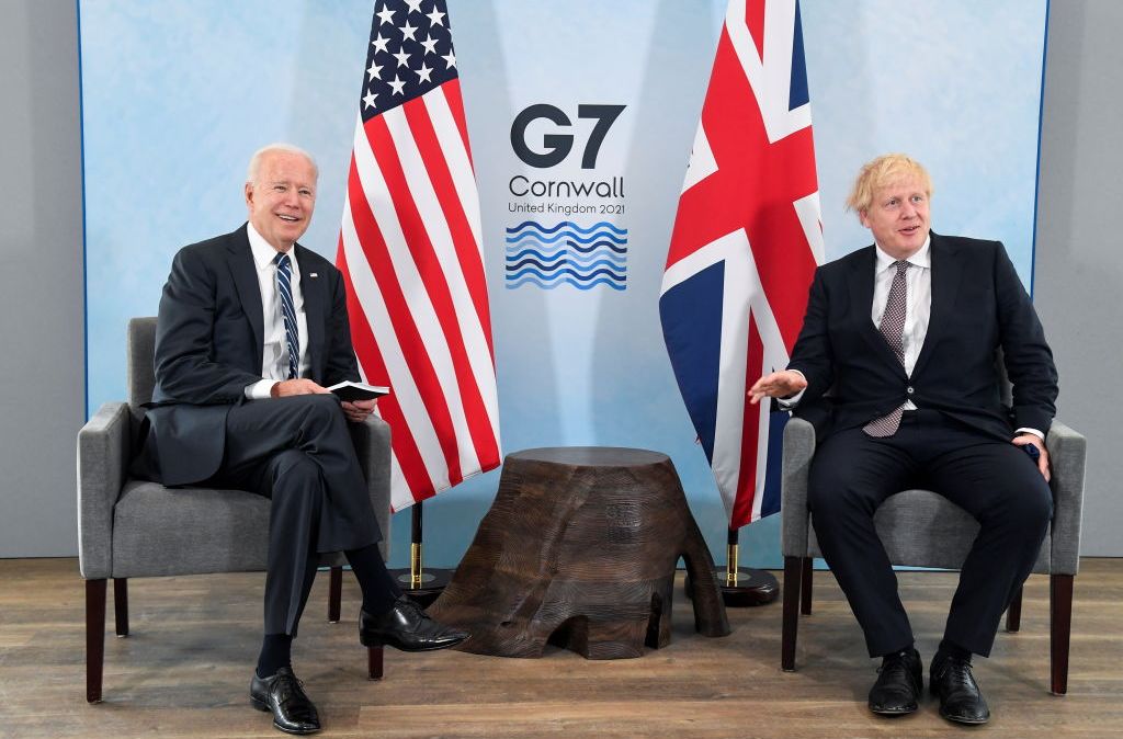 Presidente dos EUA, Joe Biden, e primeiro-ministro da Inglaterra, Boris Johnson, conversam durante cúpula do G7