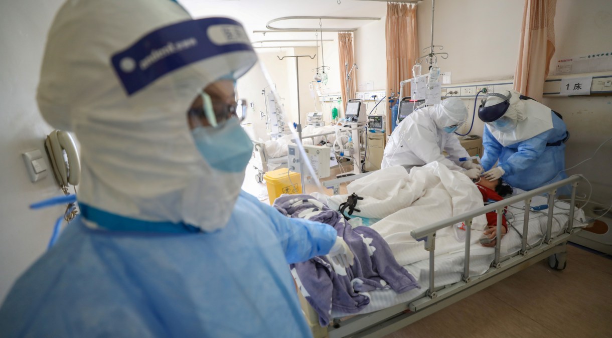 Equipe médica atua em hospital de Wuhan, China, primeiro epicentro do surto do novo coronavírus