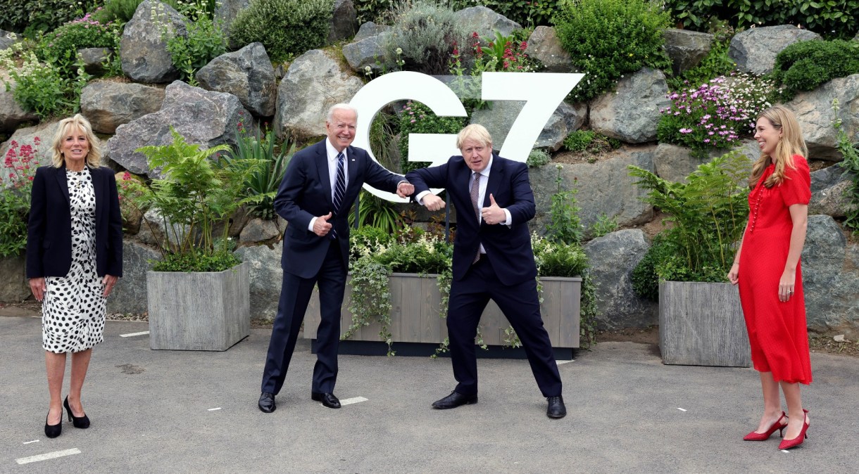 Observados por suas mulheres, Joe Biden e Boris Johnson se cumprimentam em Cornualha antes de cúpula do G7