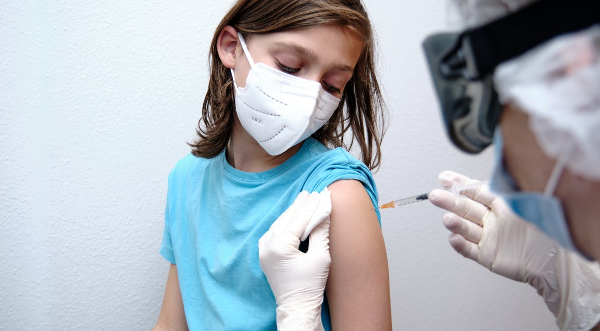 Diferentes países deram início à imunização de crianças e adolescentes contra a Covid-19