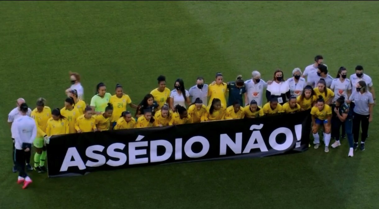 Atletas da Seleção Brasileira de Futebol estenderam uma faixa contra o assédio antes de jogo contra a Rússia
