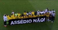 Jogadoras da seleção brasileira entram em campo com faixa: ‘assédio não’