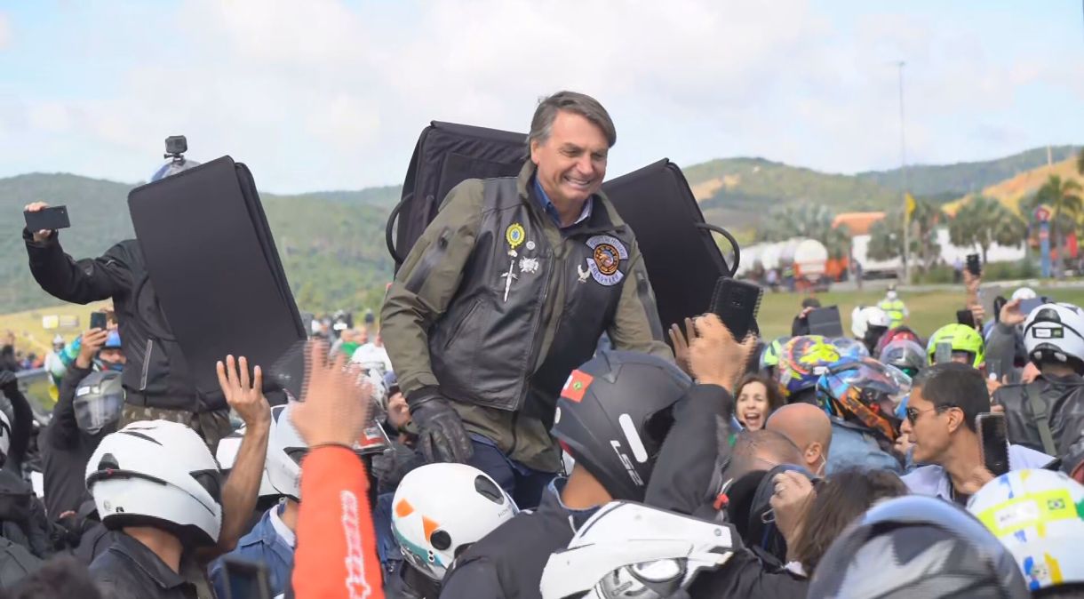 Bolsonaro com motoqueiros em manifestação (12-06-2021)